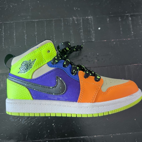 Jordan Orange Green Sneakers Vibrant Retro Design - Picture 4 of 4